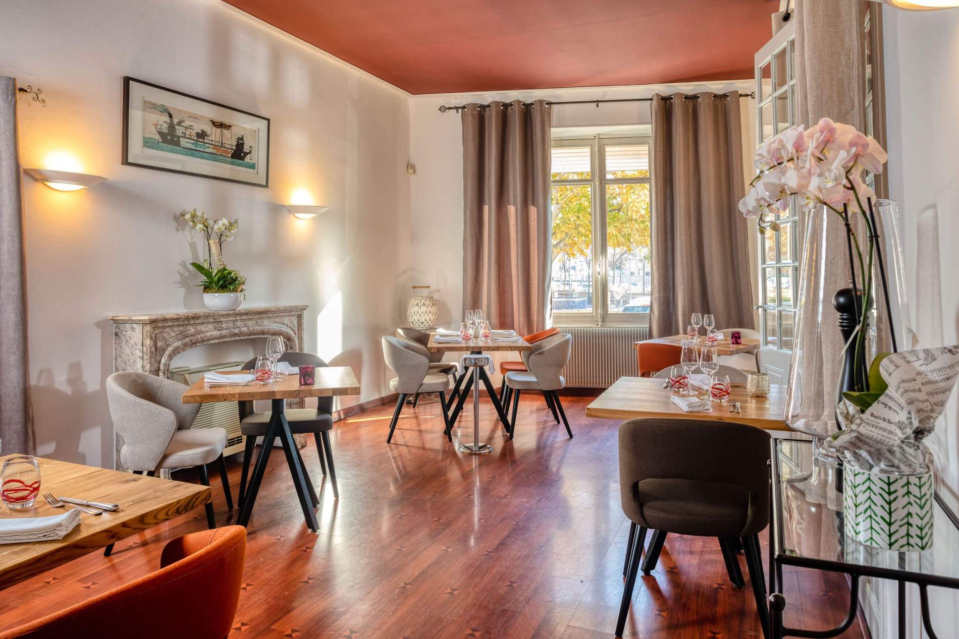 Second salon avec cheminée de marbre, plafond terracotta et parquet ancien