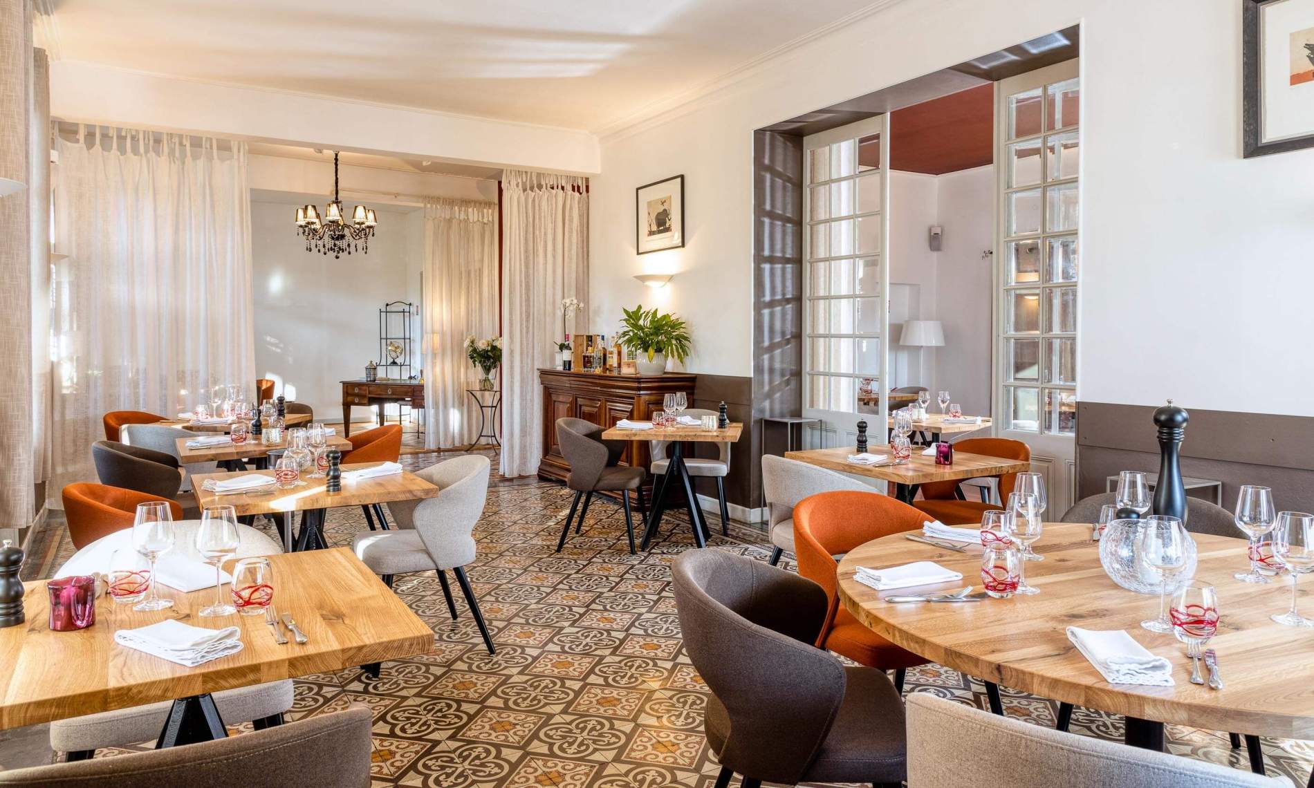 Grande salle du restaurant et carreaux de ciment anciens