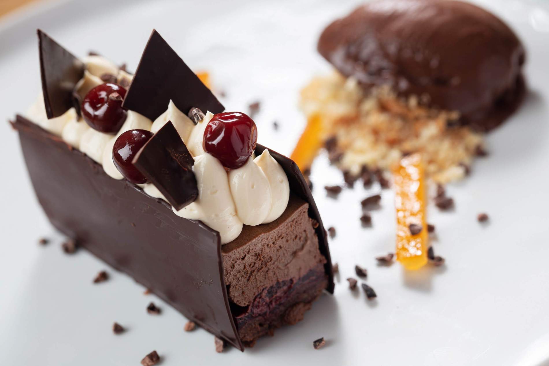 Entremets chocolat et griottes avec sorbet cacao
