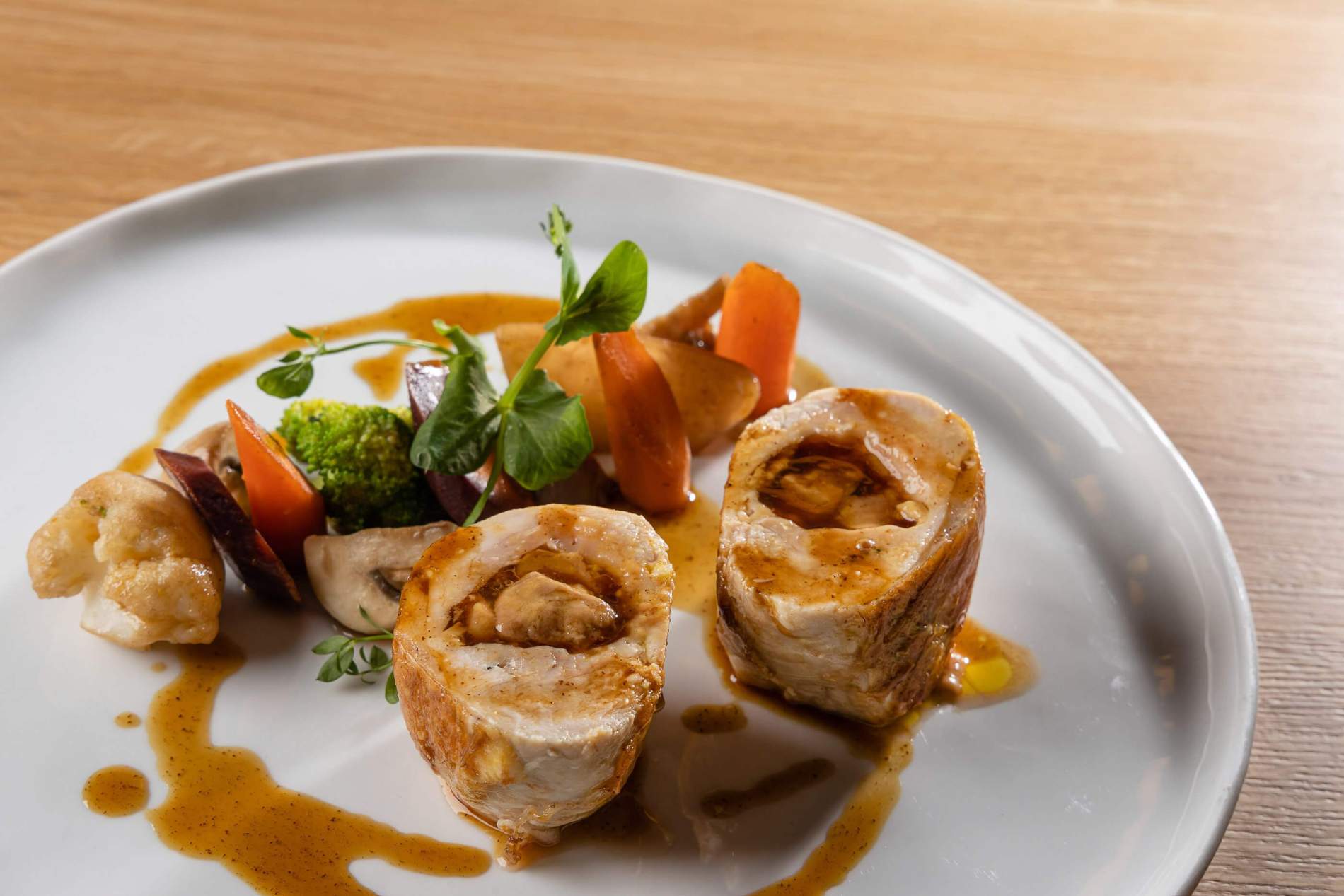 Pintade et légumes de saison, jus réduit